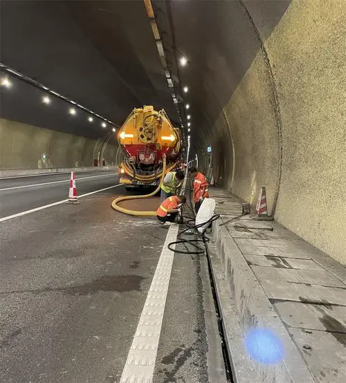 利州隧道排水渠清淤